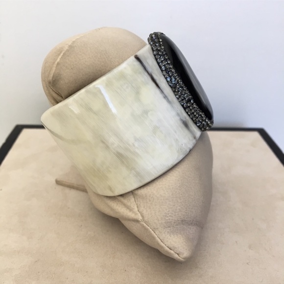Buffalo Beige Horn w Black Onyx Center Embellished Rhinestone Cuff Bracelet - Picture 9 of 10